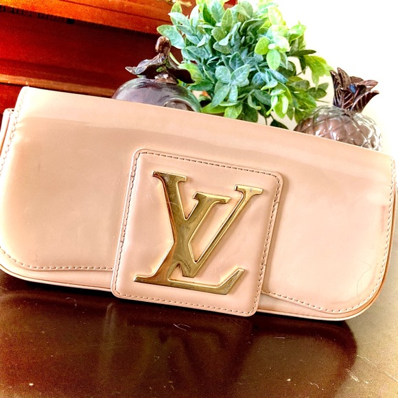 Louis Vuitton Handbags - Louis Vuitton nude/ beige Vernis Sobe clutch